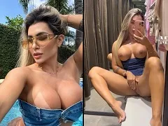 Mari Reis jerking off in the store fitting room
