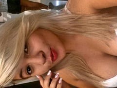 Very Hot Blonde Sat On The Toilet And Started Playing A Siriria While Filming Herself – RJ