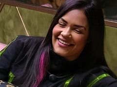 BBB20: got drunk at a house party and showed her breasts to Mari Baianinha and rolled around a lot