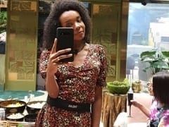 BBB20: naughty Assis paid titty once again pulling her blouse forward with the camera on her side