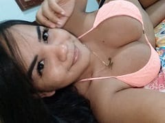 20-Year-Old Beth Showing Off Her Big Boobs and Hot Butt in Homemade Video and Photos