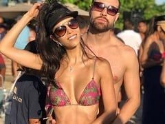 Brendha Haddad delicious brunette actress naked in the series Acerto de Contas showing off her huge tits in a strip joint