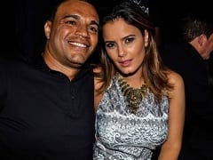 Former footballer Denilson has a fit of jealousy and forbids his wife to wear a short dress.