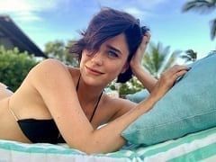 Beautiful actress naked in series
