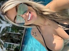 Delicious Blonde Cavala Took a Bath Rubbing Her Body and Making a Horny Devassa Face