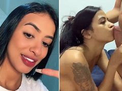 Delicious brunette, doing it live