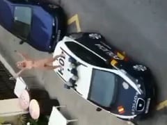 Hot blonde climbs naked into car disobeying quarantine in Torremolinos, Spain and police stop her – amateur