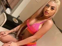 The Sexiest New Girl in Funk Gave a Spectacular Roll on Stage During the Show