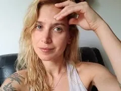 Hot actress appeared in a scene from the series, showing that she’s still in good shape and exuding sensuality