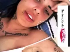 Delicious Funkeira Was Answering an Instagram Story and Ended Up Paying Tits