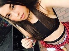 Kloe La Maravilla’ Very Hot 18-Year-Old CamGirl Shows Off Naked on Video and Takes Daring Photos