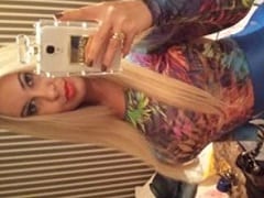 Porn actress Pays homage to her fans by showing off naked in the shower