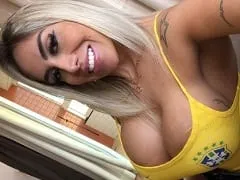 The blonde mackerel who is an erotic model and the official muse of Botafogo, recorded a home video showing off her totally naked and sensual body.