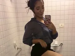 Spectacular brunette from São Paulo, sucks with flair and ends up making the guy cum with her handjob