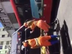 Hot Gari Shows Off Her Nervous Butt Dancing Funk on Top of a Garbage Truck in Belo Horizonte – MG and a Group of Friends Film It All