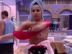Pays Breast in Front of the Cameras of the Most Watched House in Brazil