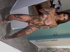 Tattooed hottie Deskicio Sg naked sucking on a dildo